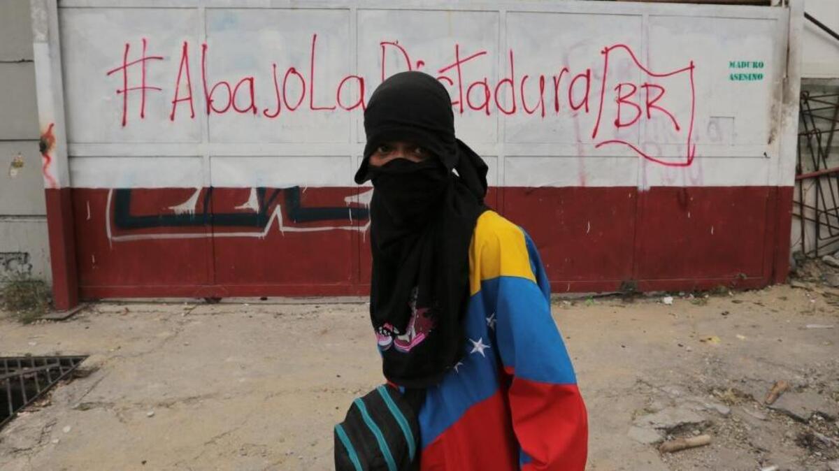 Un manifestante antigubernamental participa en una marcha a la Corte Suprema en Caracas para apoyar a los nuevos magistrados nombrados a la Corte Suprema por la Asamblea Nacional, controlada por la oposición, en una imagen del 22 de julio del 2017.