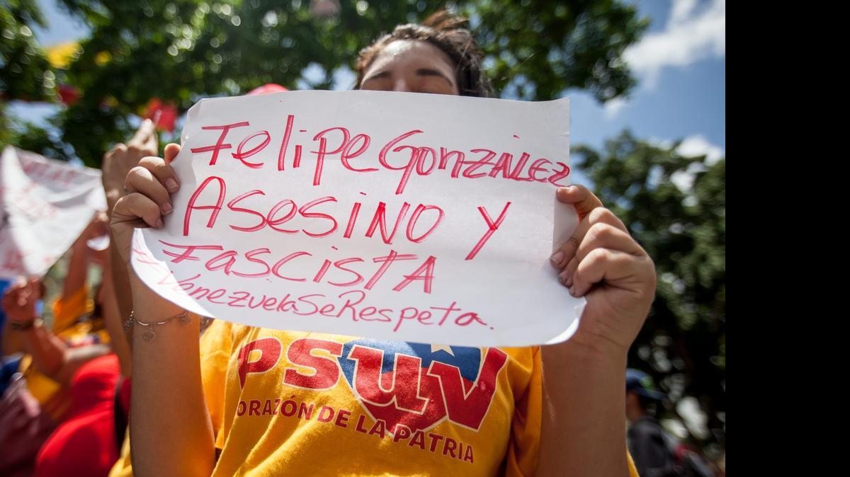 
Un grupo de personas seguidoras del gobierno de Venezuela se manifiestan en contra de la visita del ex presidente del Gobierno español, Felipe González, el domingo en Caracas. 
