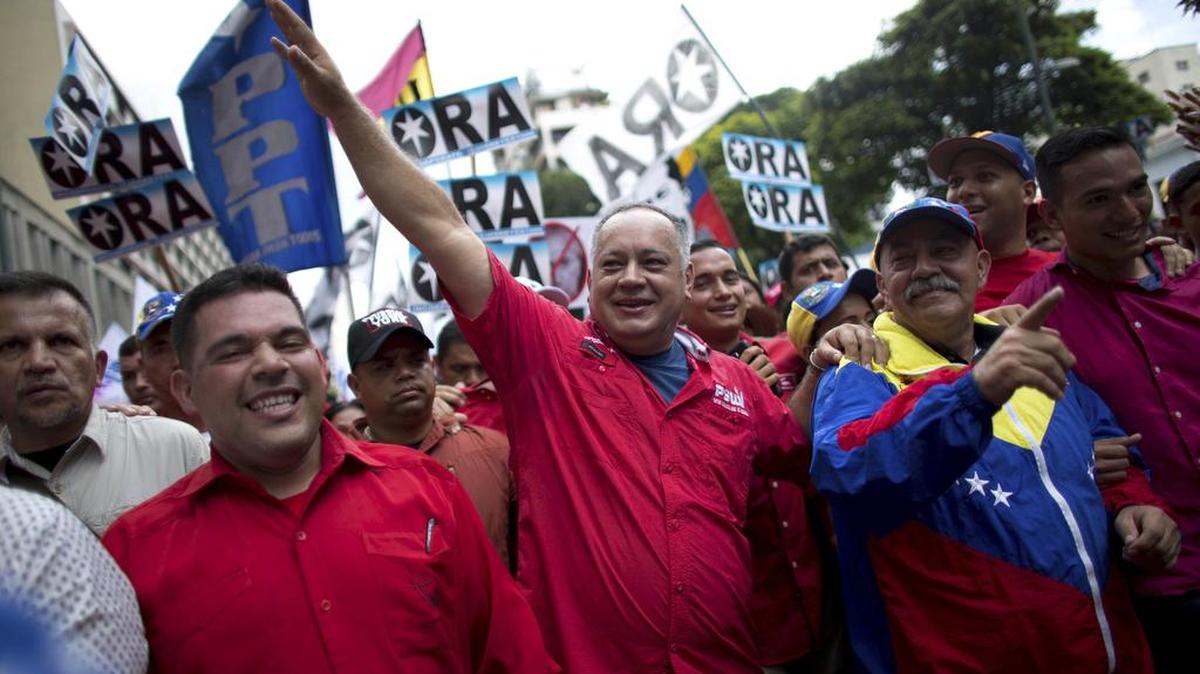 El miembro de la Asamblea Constitucional Diosdado Cabello, centro, levanta el brazo durante una marcha antiimperialista en Caracas, Venezuela, el martes 19 de septiembre de 2017.