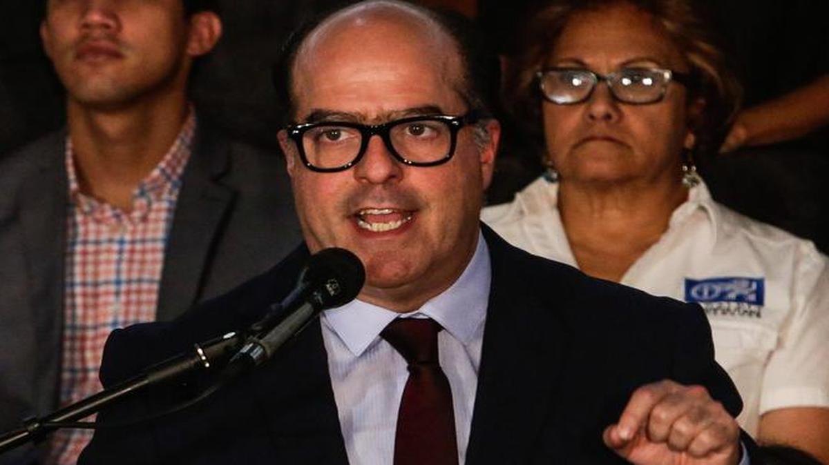 El presidente de la Asamblea Nacional, el diputado Julio Borges (c), comparece en una rueda de prensa el martes 20 de junio de 2017, en Caracas (Venezuela).