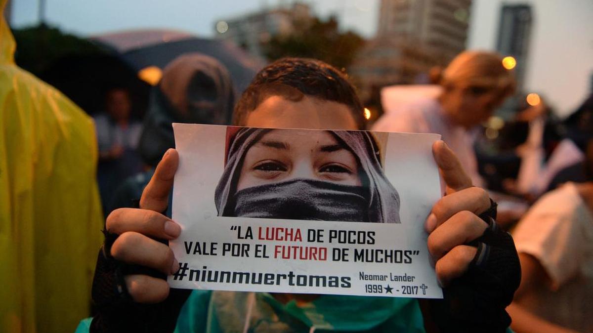 Un manifestante participa en una marcha de la oposición el jueves 13 de julio de 2017 en Caracas, Venezuela.