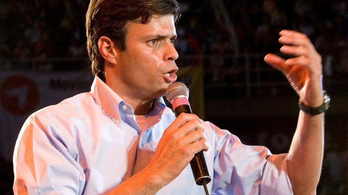 
El opositor venezolano Leopoldo López habla en un evento en Valencia, Venezuela, en el 2009. El activista cumplió el martes año y medio encarcelado.
