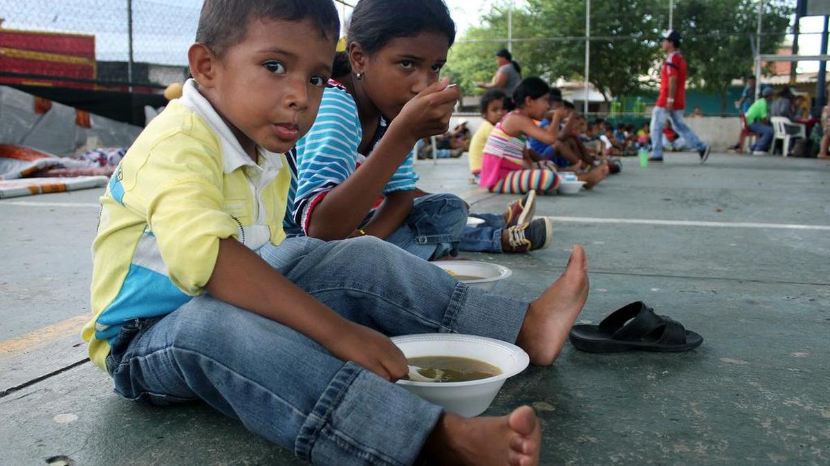 
Niños colombianos permanecen en refugios al cruzar a Colombia desde Venezuela por el río Sardinata el sábado 29 de agosto de 2015, en Puerto Santander, Colombia.
