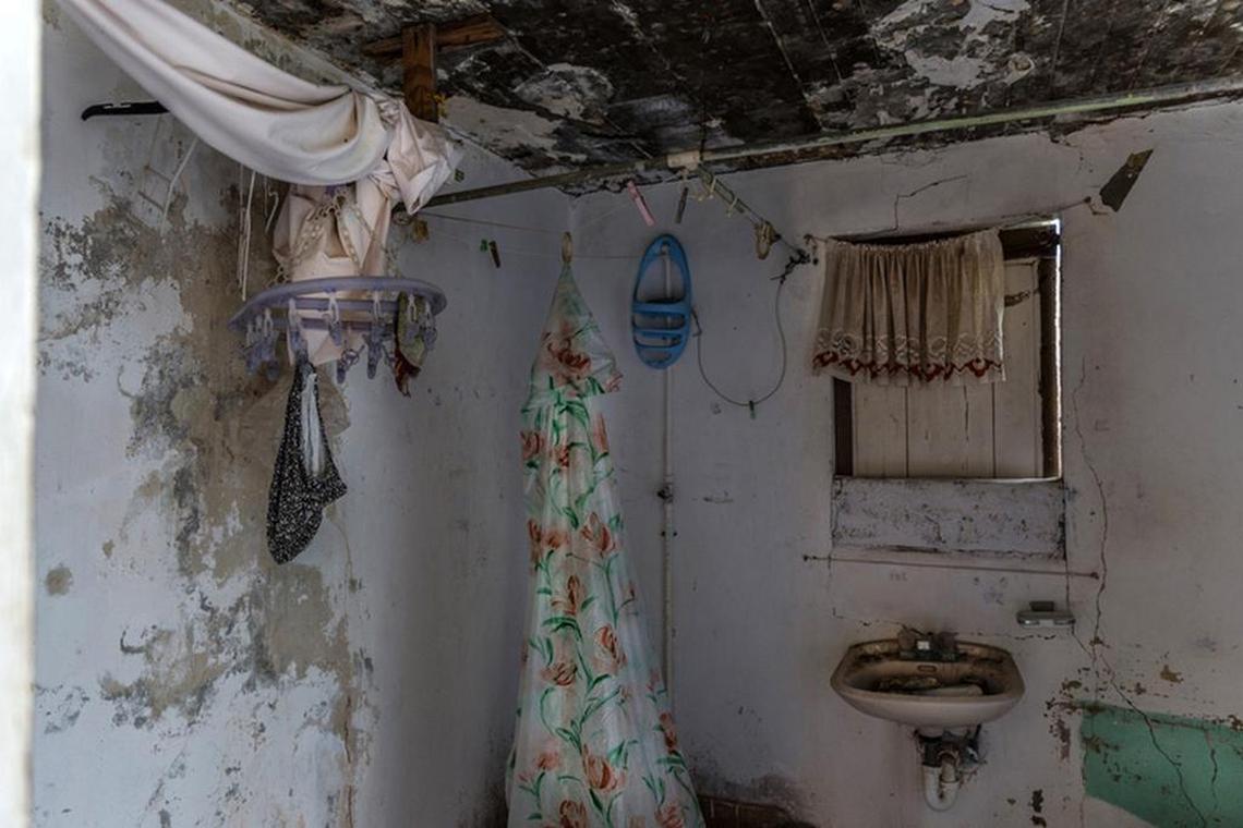 Una casa abandonada en la isla caribeña de Anguila, donde los clientes llevan a las mujeres.