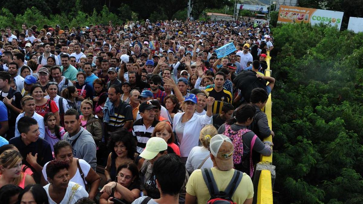Miles de ciudadanos venezolanos cruzaron la frontera el domingo 17 de julio de 2016, para comprar víveres, artículos de primera necesidad y medicamentos, en una nueva jornada de apertura temporal en la frontera.