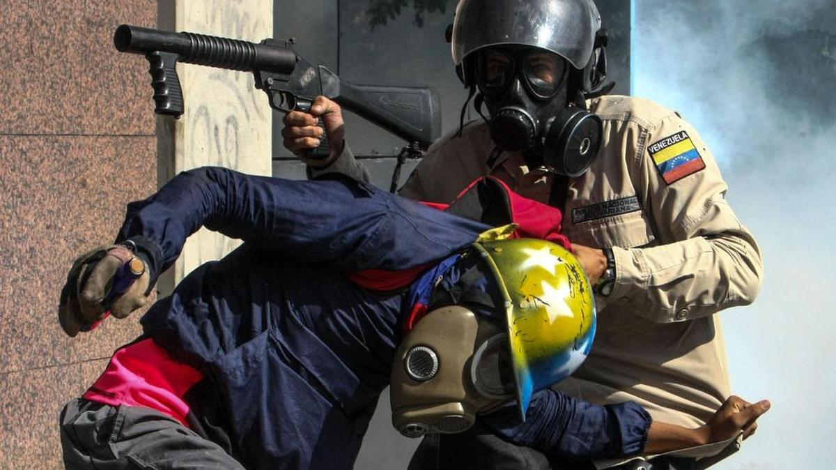 Manifestantes opositores se enfrentan a la Policía Nacional Bolivariana el sábado 20 de mayo de 2017, en Caracas (Venezuela).