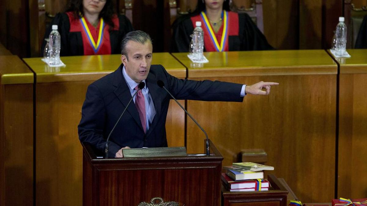 El vicepresidente venezolano Tareck El Aissami, centro, presenta el estado de la nación en el Tribunal Supremo de Caracas, Venezuela, el viernes 3 de marzo de 2017. El Departamento del Tesoro de Estados Unidos congeló recientemente las cuentas bancarias estadounidenses de El Aissami y las de un supuesto asociado de negocios por supuestamente ayudar a facilitar los grandes envíos de cocaína desde Venezuela. El Aissami dijo que no tiene activos ni cuentas en los EEUU.