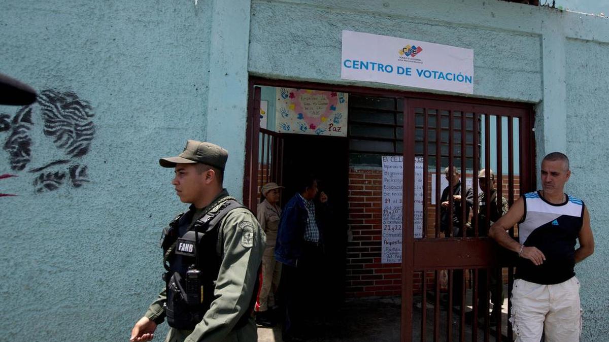 Un miembro de la Guardia Nacional Boliviariana custodia un centro de votación en Caracas. Foto de archivo.