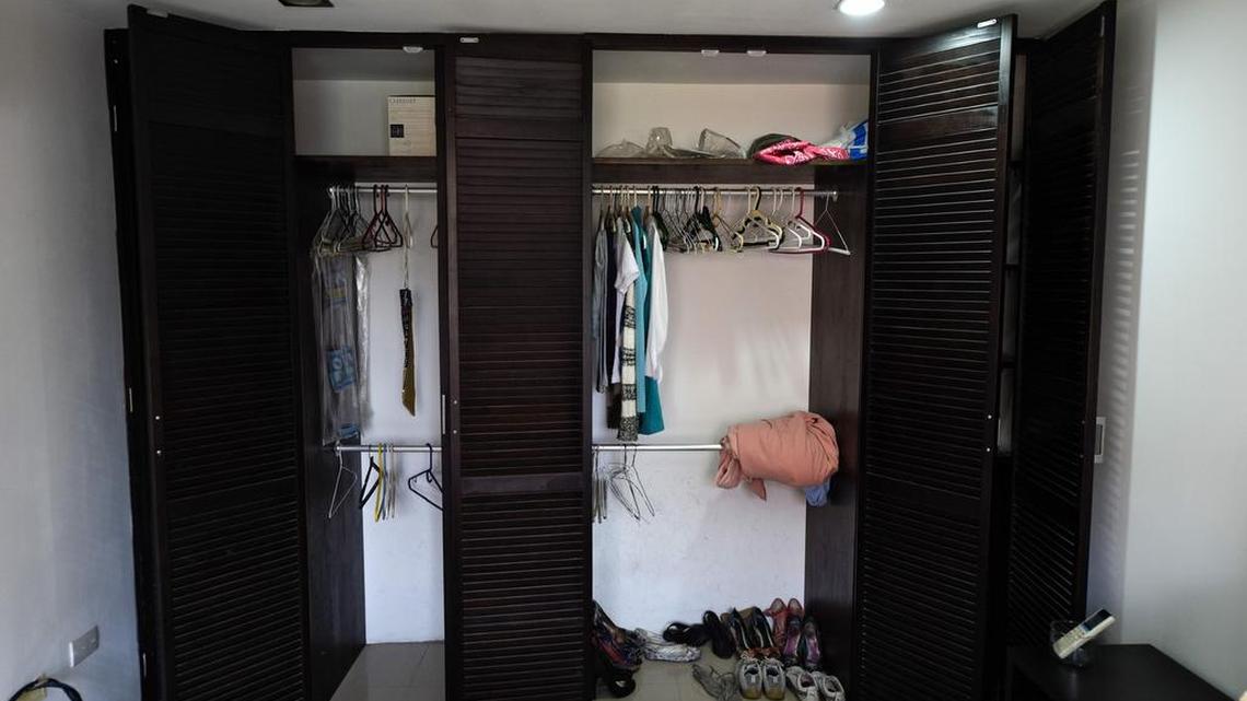 Vista de un armario en un departamento vacío en Caracas, Venezuela el 4 de septiembre de 2018. - Debido al éxodo, más y más edificios permanecen vacíos en Venezuela.