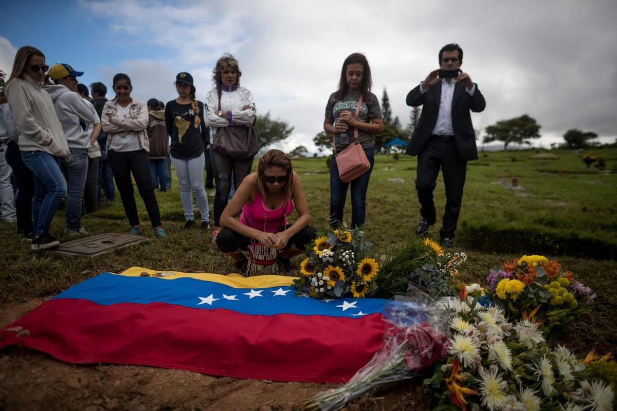 Parientes y simpatizantes del ex inspector de la Policía científica venezolana Óscar Pérez se reúnen el domingo 21 de enero de 2018, en el Cementerio del Este de Caracas (Venezuela) para honrar su memoria en el que fue enterrado por las autoridades con la presencia de solo dos de sus familiares.