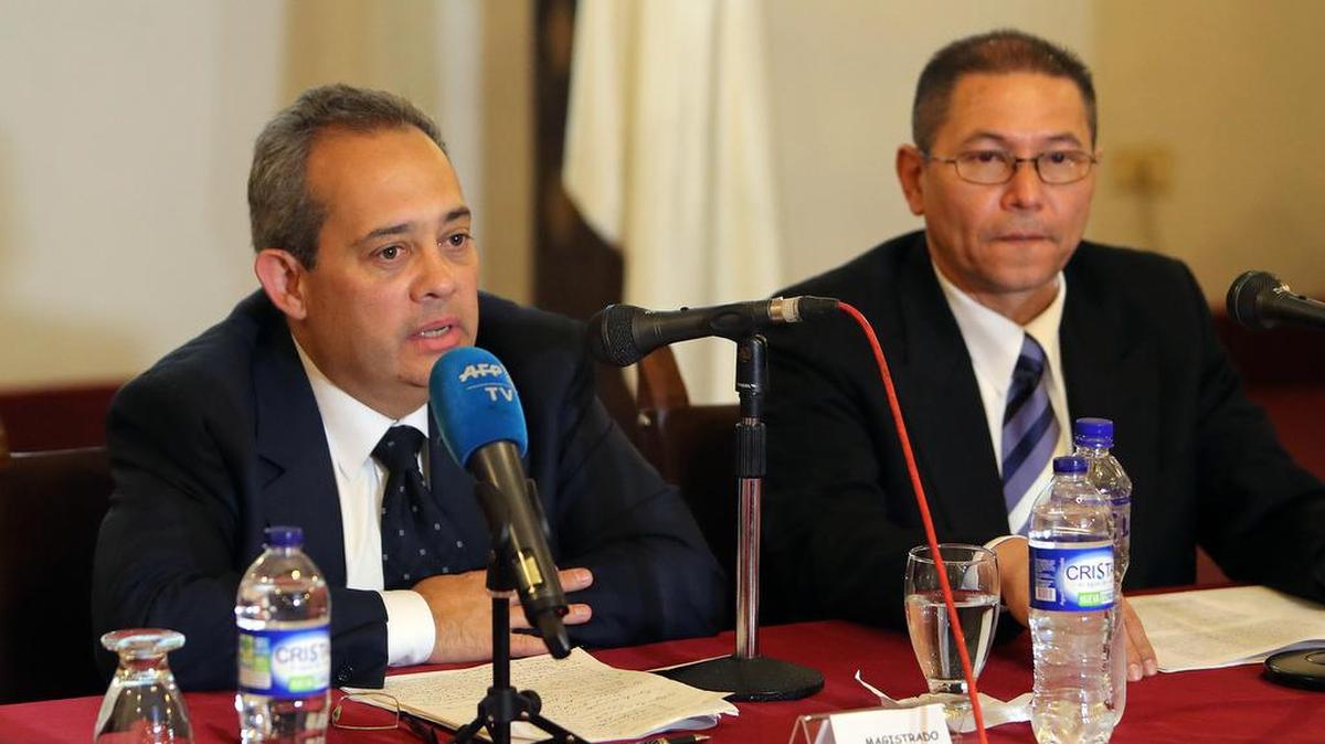 Los magistrados del Tribunal Supremo venezolano en el exilio Rafael Ortega Matos (i) y José Luis Rodríguez participan en una rueda de prensa el jueves 26 de octubre de 2017, en Bogotá, Colombia.