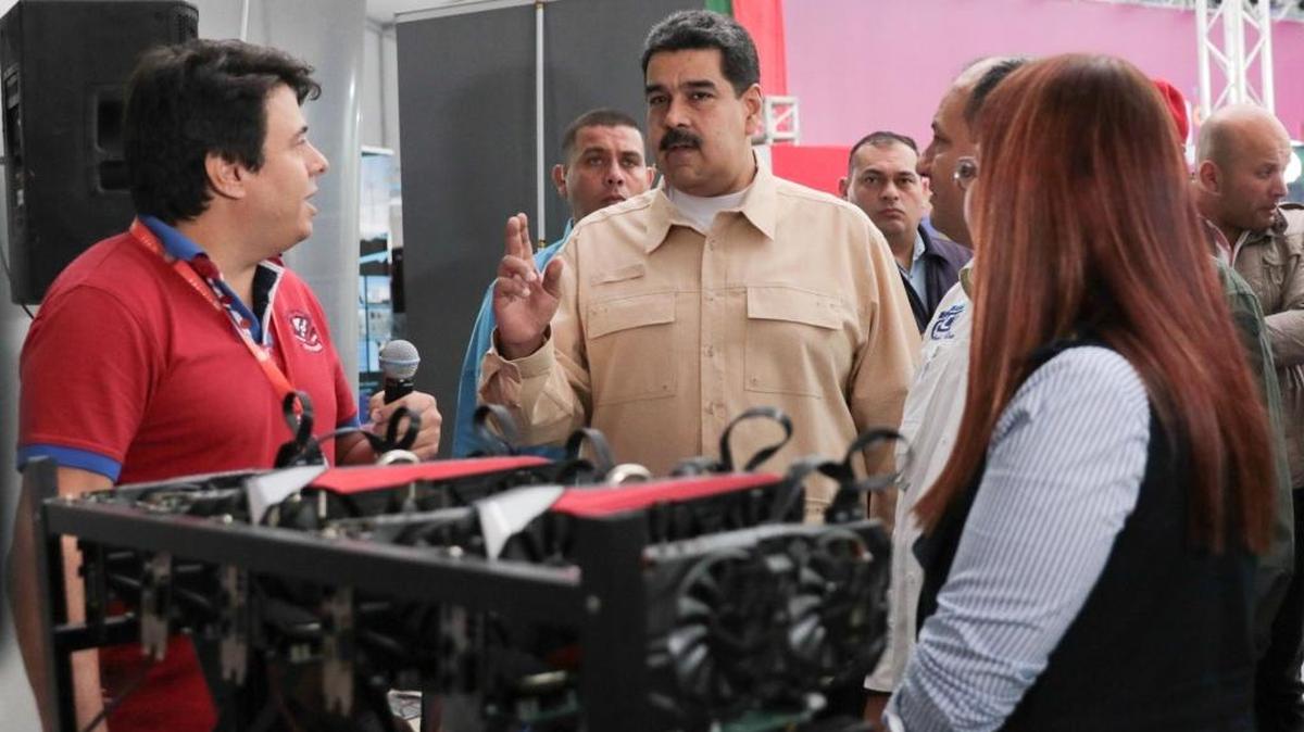 El presidente venezolano Nicolás Maduro conversa el 3 de diciembre frente a una computadora que se usa para minar criptomonedas.
