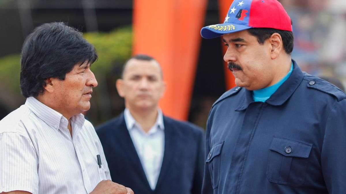 Fotografía cedida por el Palacio de Miraflores que muestra al presidente venezolano, Nicolás Maduro (d), mientras conversa con su homólogo de Bolivia, Evo Morales (i), el miércoles 20 de abril de 2016, en el aeropuerto internacional Simón Bolívar de Maiquetía (Venezuela).
