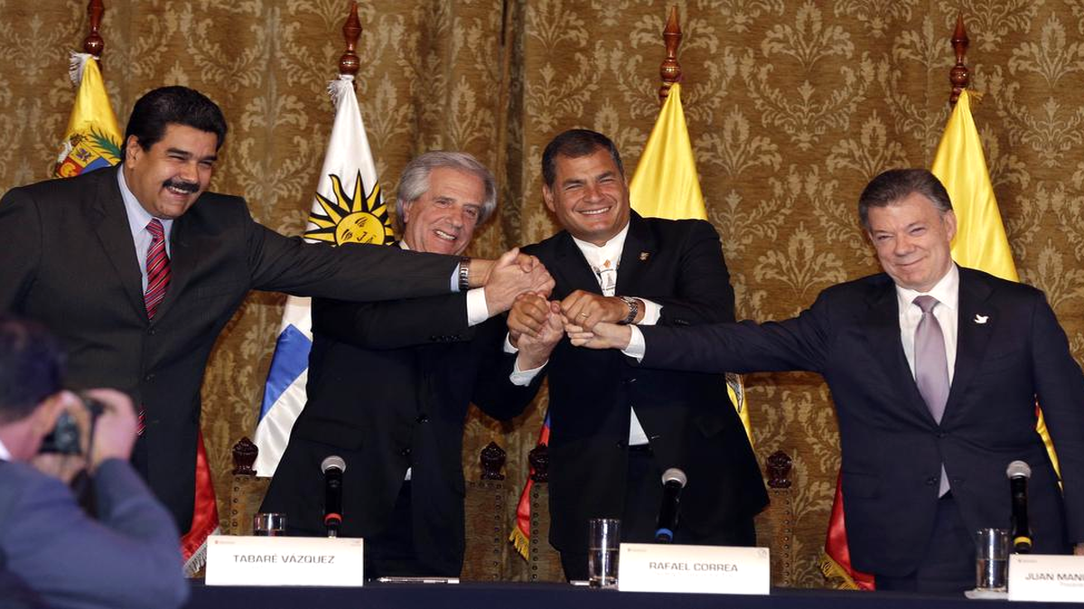 
Los presidentes, desde la izquierda, Nicolás Maduro (Ven.), Tabaré Vázquez (Uru.), Rafael Correa (Ecu.) y Juan Manuel Santos (Col.), juntan las manos al término de una reunión en Ecuador, el lunes 21 de septiembre del 2015


