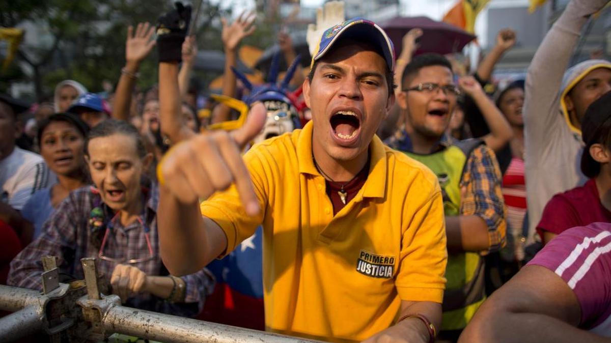 Un partidario de la oposición grita consignas durante el cierre de la campaña de la Mesa de Unidad Democrática.