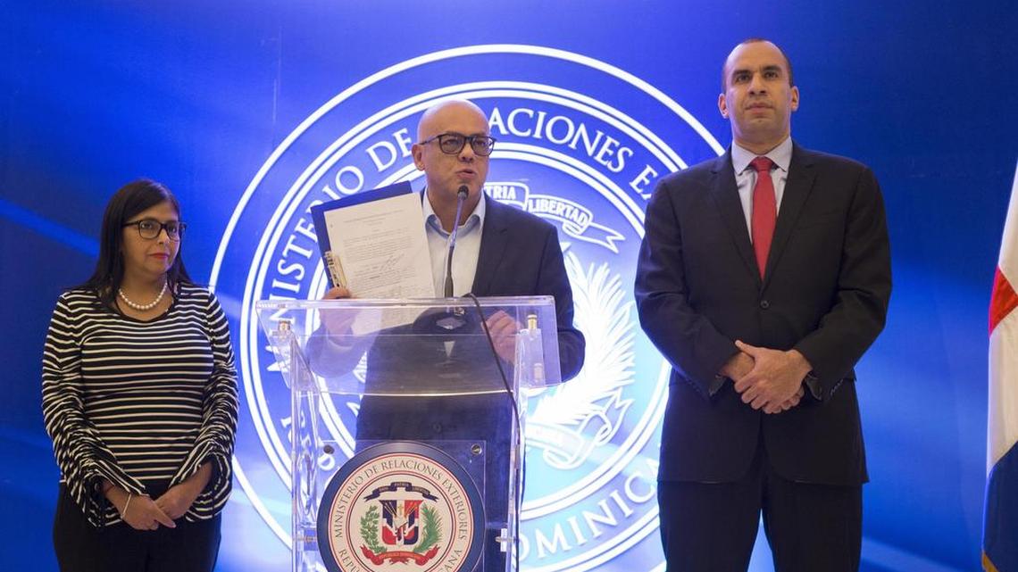 El ministro venezolano de Comunicación y Cultura, Jorge Rodríguez (c), habla junto a la presidenta de la oficialista Asamblea Nacional Constituyente (ANC), Delcy Rodríguez (i), y al secretario ejecutivo del Consejo Nacional de Derechos Humanos, Larry Devoe (d), el jueves 18 de enero de 2018, en la sede del ministerio dominicano de Exteriores, en Santo Domingo (República Dominicana).