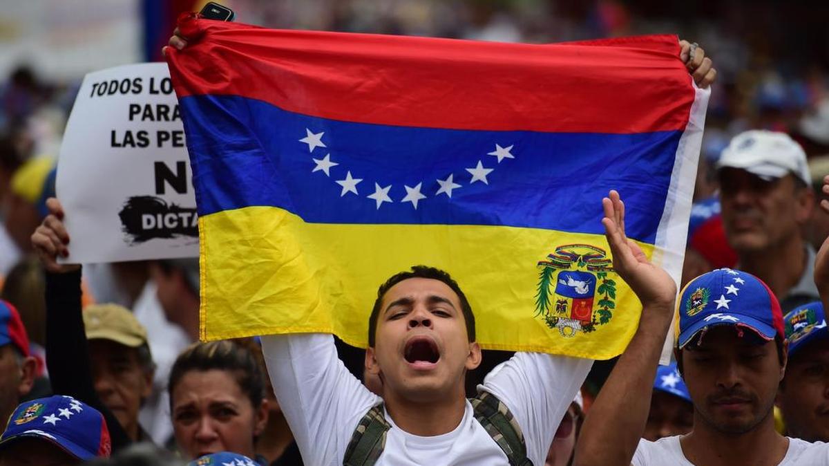 Activistas de la oposición venezolana participan en una marcha contra el presidente Nicolás Maduro, en Caracas, el 1 de mayo de 2017.