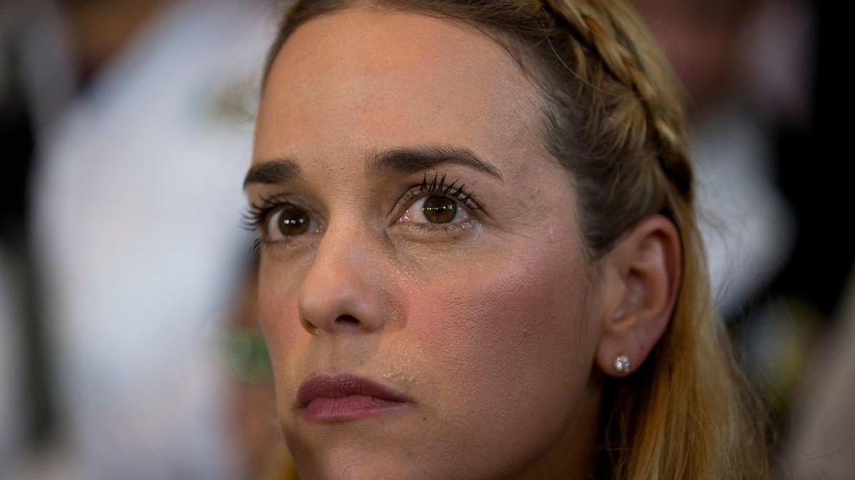 Lilian Tintori dijo que ha rechazado la protección ofrecida por el gobierno ya que “quien me acosa, me persigue y me intimida es el Sebin, la policía del Estado”. En esta imagen, Tintori en una conferencia de prensa tras el asesinato de un opositor venezolano, el 26 de noviembre.