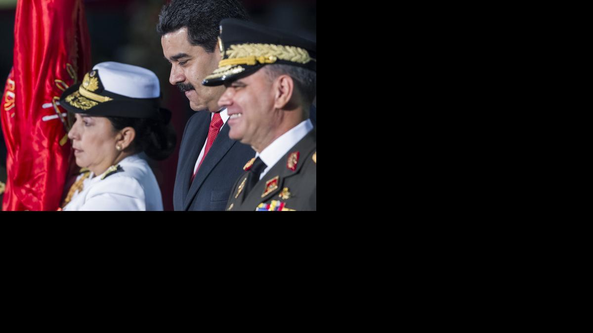 
El presidente de Venezuela, Nicolás Maduro (c) el lunes 27 de octubre de 2014 en un acto oficial en Caracas (Venezuela). Maduro entregó oficialmente los ministerios del Interior a la almirante Carmen Meléndez (i) y el de Defensa al general Vladimir Padrino (d). 
