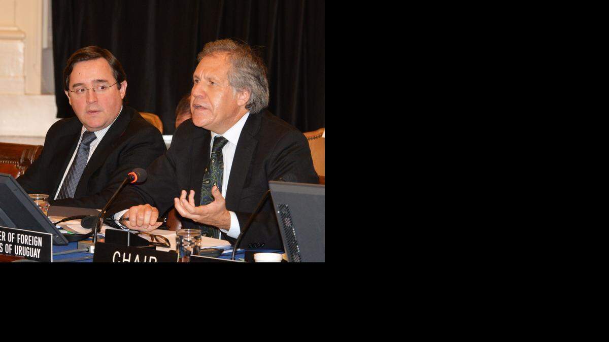 
El ex canciller uruguayo Luis Almagro (der) junto al secretario de Relaciones Exteriores de la Organización de Estados Americanos, Alfonso Quiñonez, durante la reunión especial del consejo permanente de la OEA en Washington, el 18 de febrero del 2015.
