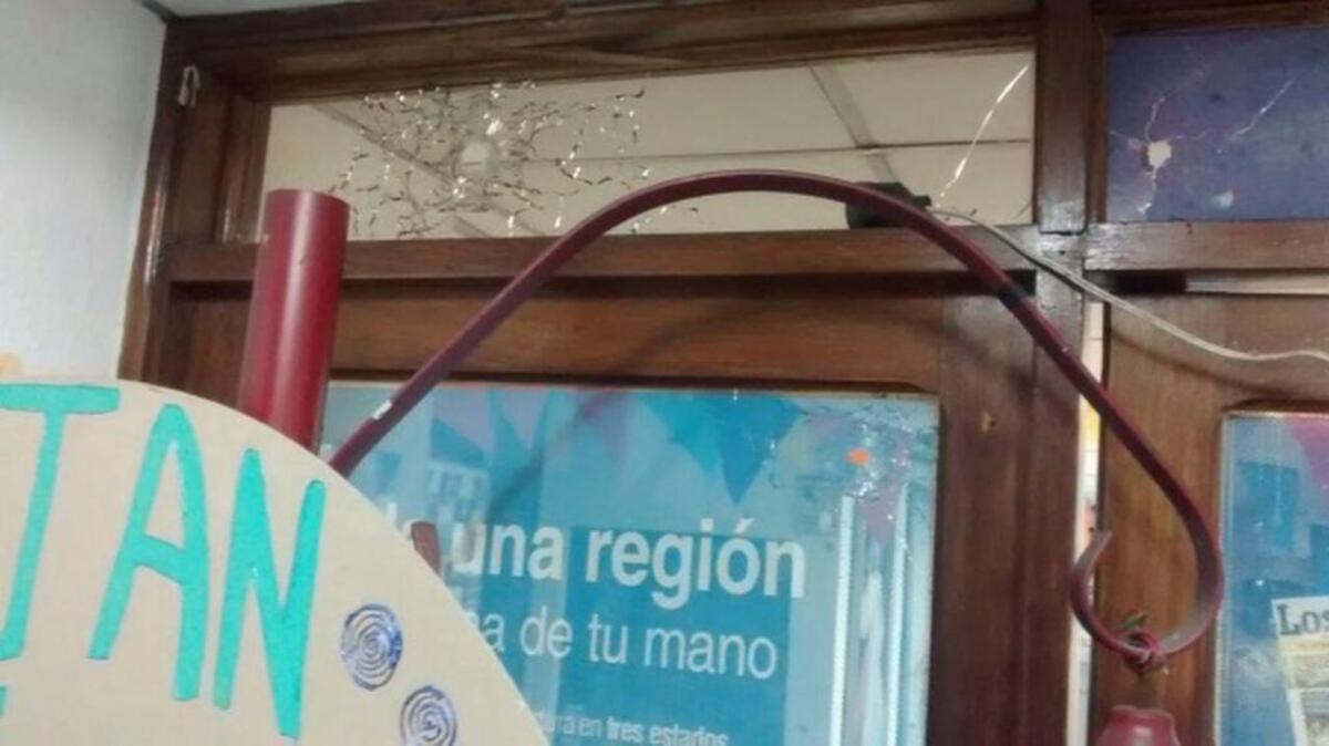Los disparos perforaron la puerta principal de su sede, además de las paredes y vidrios del área de recepción.