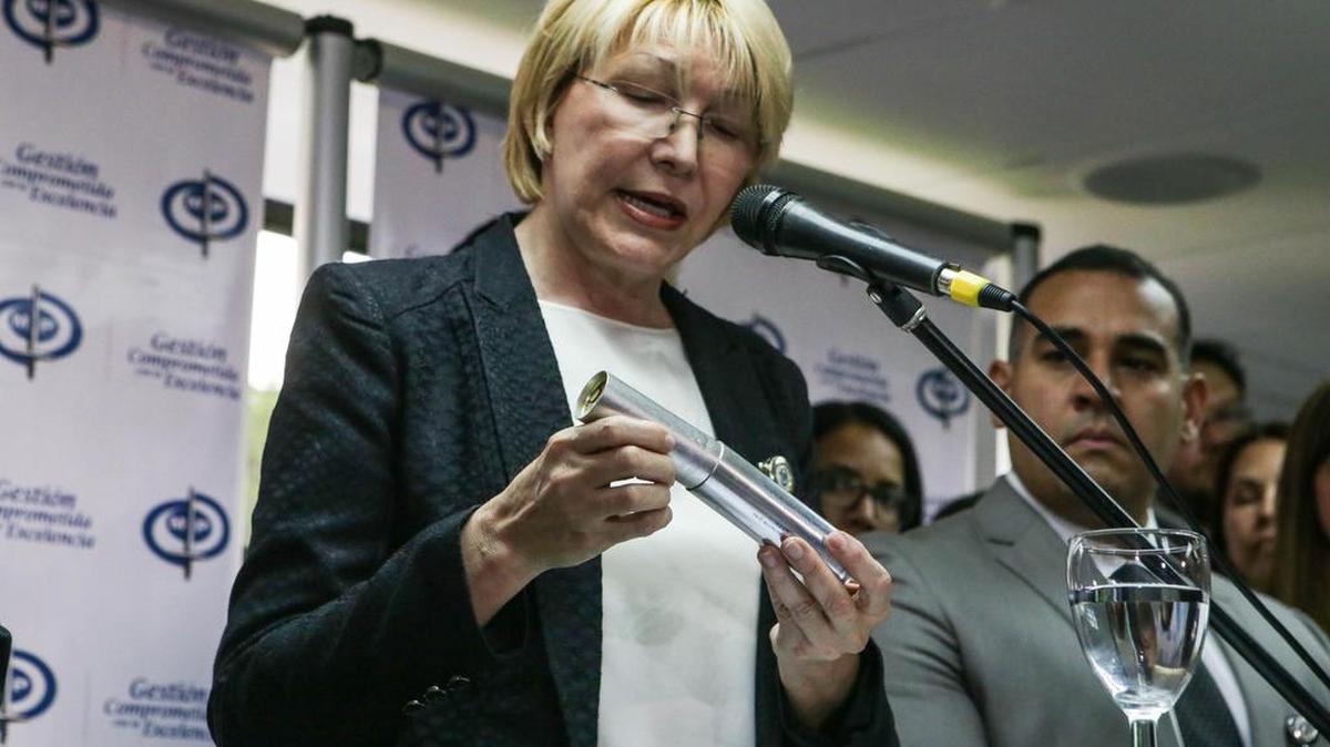La fiscal general de Venezuela, Luisa Ortega Díaz, sostiene un cartucho de bomba lacrimógena, durante una rueda de prensa el miércoles 24 de mayo de 2017, en Caracas (Venezuela).