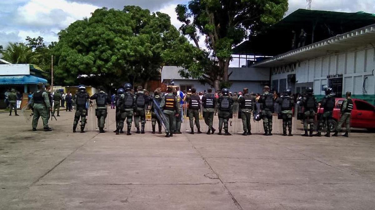 Funcionarios de la Guardia Nacional Bolivariana custodian las inmediaciones de la prisión de Puerto Ayacucho el 16 de agosto del 2017, en la ciudad de Puerto Ayacucho, Venezuela.
