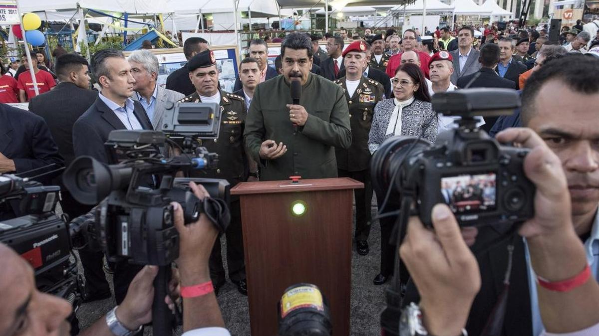 El gobernante venezolano Nicolás Maduro (centro) y el vicepresidente Tarek El Aissami, considerado un capo de la droga, han contribuido a que Venezuela sea considerado uno de los países más corruptos.
