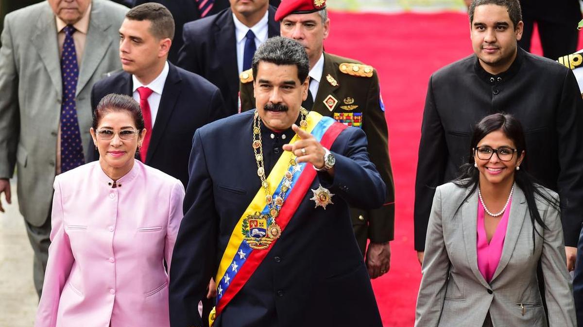 El presidente venezolano Nicolás Maduro llega al Congreso con su esposa Cilia Flores y Delcy Rodríguez el 10 de agosto de 2017.