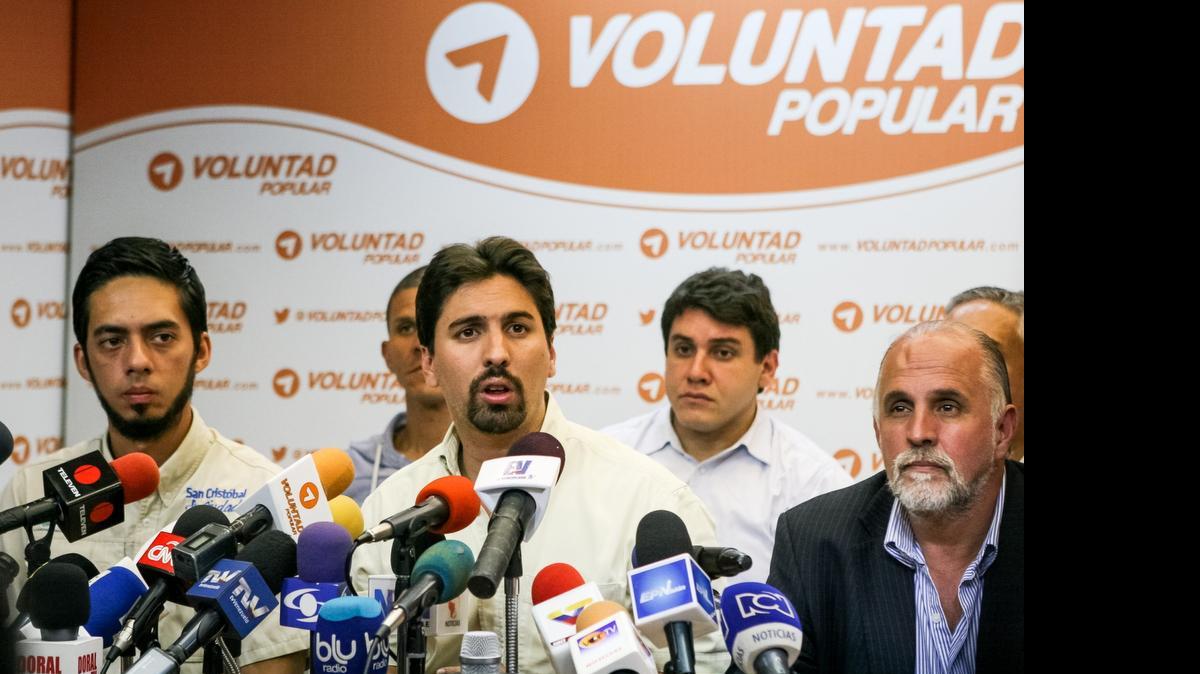 
El miembro del partido político Voluntad Popular, Freddy Guevara (c), ofrece una rueda de prensa hoy, lunes 25 de mayo del 2015, en Caracas (Venezuela). El partido de los opositores encarcelados Leopoldo López y Daniel Ceballos así como su defensa se pronuncian sobre las medidas tomadas por la justicia venezolana después de que se divulgara este fin de semana un vídeo en el que los políticos se declararon en huelga de hambre.
