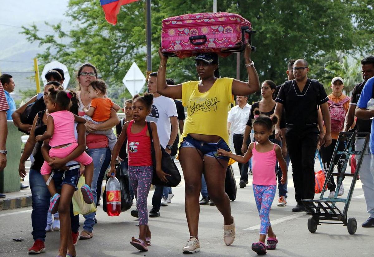 Los cruces fronterizos del departamento colombiano de Norte de Santander, principal conexión con Venezuela, son testigos de la odisea de las cerca de 50,000 personas que entran y salen de ese país a diario por estas fechas, unos 15,000 más de lo habitual.
