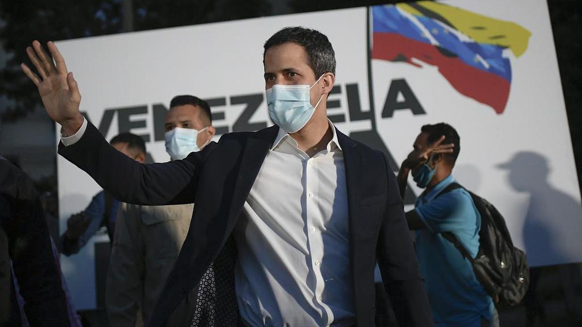El presidente interino de Venezuela y líder de la oposición Juan Guaidó participa en un acto de campaña para promover la consulta popular que promueve su alianza política, el jueves 12 de noviembre de 2020 en Caracas.