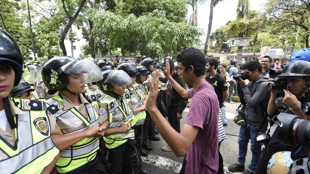 Estudiantes universitarios en Venezuela protestan contra el gobierno del presidente Nicolás Maduro en Caracas el 26 de mayo de 2016.