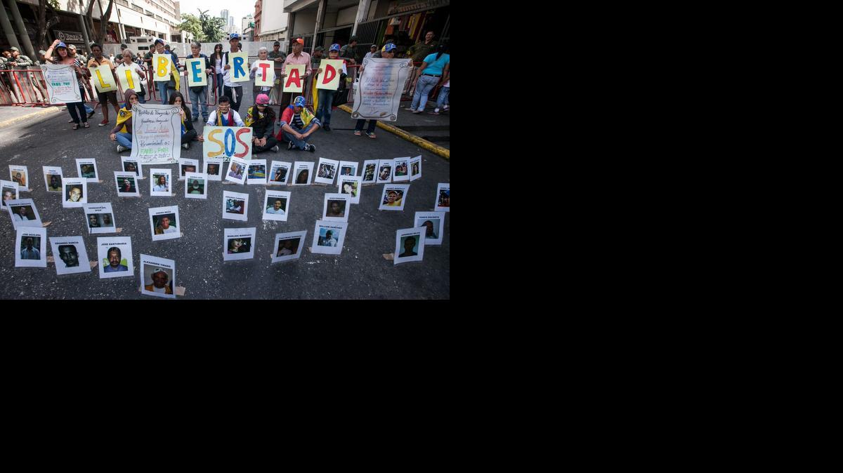 
Un grupo de venezolanos participa en una manifestación pacífica en las inmediaciones del Palacio de Justicia, el martes en Caracas. El dirigente opositor Leopoldo López no asistió a una audiencia judicial a la espera de que la corte de apelaciones se pronuncie sobre la recomendación de la ONU de ponerle en libertad. 

