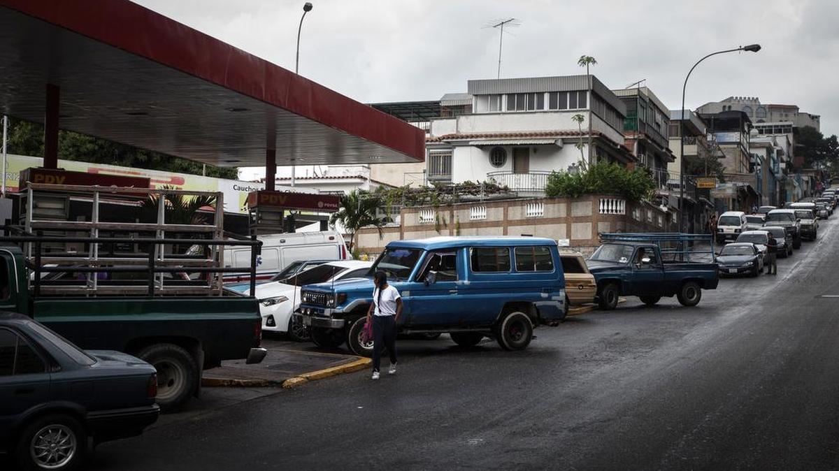 Varios carros esperan para entrar en una gasolinera de Petróleos de Venezuela SA (PDVSA) en Caracas, Venezuela, el jueves 23 de marzo de 2017.