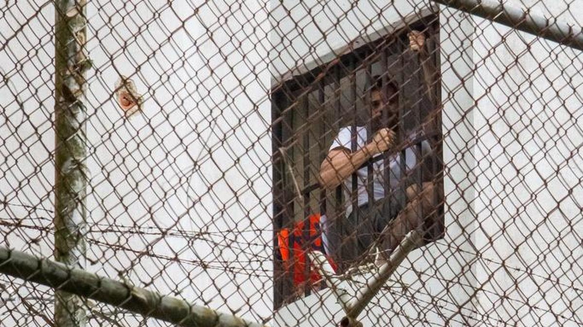 Fotografía de archivo fechada el 15 de noviembre de 2014 que muestra al dirigente político de oposición Leopoldo Lopez mientras se asoma por una de la Prisión Militar de Ramo Verde, en Los Teques (Venezuela).