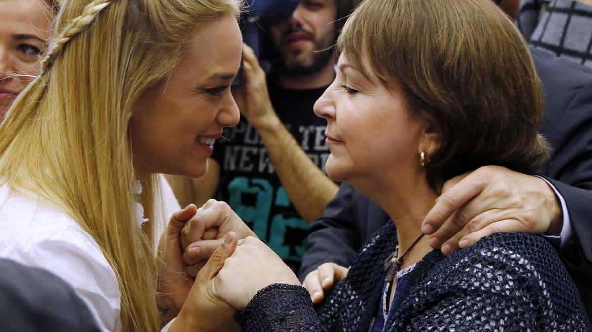 La esposa del opositor venezolano Leopoldo López, Lilian Tintori (i), saluda a Mitzy Capriles (d), esposa del alcalde de la ciudad de Caracas, Antonio Ledezma, momentos antes de presentar en el Congreso de los Diputados el Proyecto de Ley de Amnistía.