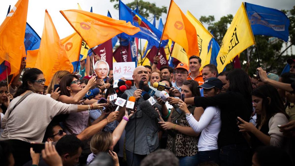 Jesús Torrealba, secretario de la coalición de la oposición venezolana (MUD), habla durante una protesta contra el presidente Nicolás Maduro, en Caracas, Venezuela, el miércoles 7 de septiembre de 2016.