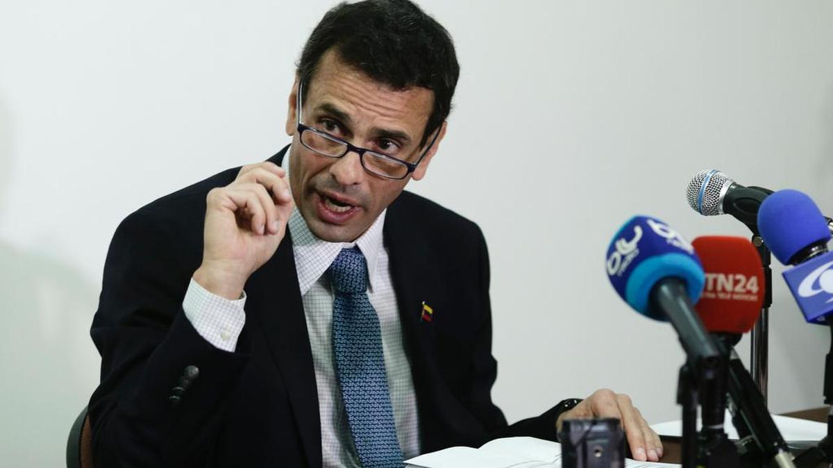 El líder opositor venezolano Henrique Capriles ofrece una rueda de prensa el miércoles 29 de marzo de 2017, en Bogotá (Colombia).