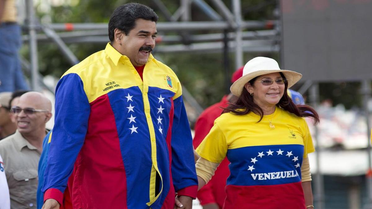 El presidente de Venezuela, Nicolás Maduro, y su esposa Cilia Flores en un evento de campaña en diciembre de 2015.