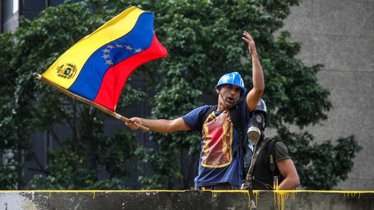 Un manifestante opositor ondea una bandera venezolana en una marcha contra la elección de la Asamblea Nacional Constituyente el sábado 10 de junio de 2017, en Caracas, Venezuela.