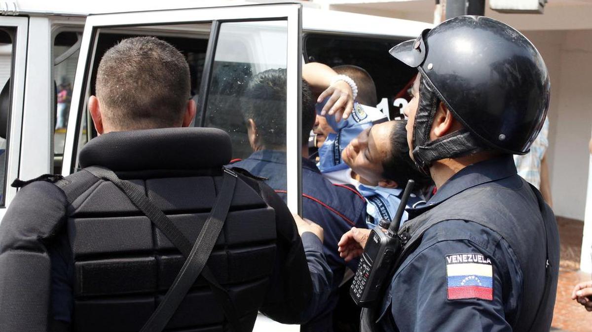 El violento hecho ocurrió cuando los uniformados estaban rodeando una terminal de pasajeros de San Cristóbal para evitar que personas con los rostros cubiertos con telas atacaran algunos vehículos.