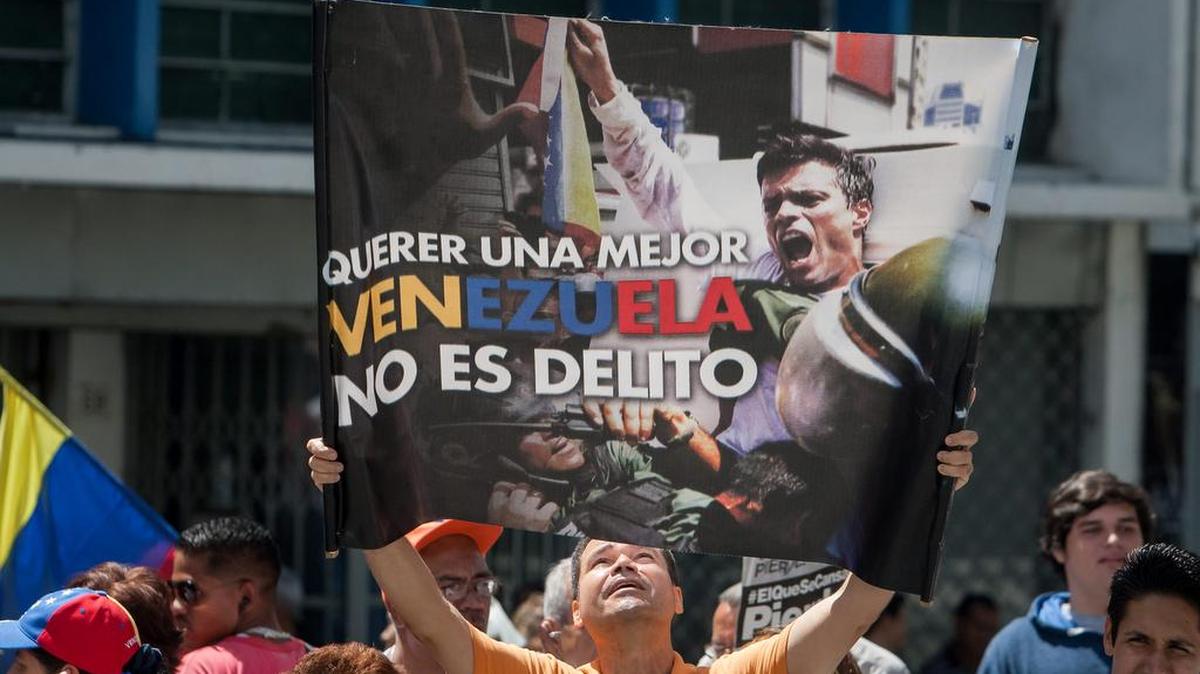 
 Un hombre sostiene un afiche del líder opositor venezolano Leopoldo López hoy, viernes 4 de septiembre de 2015, afuera del Palacio de Justicia en Caracas (Venezuela). 
