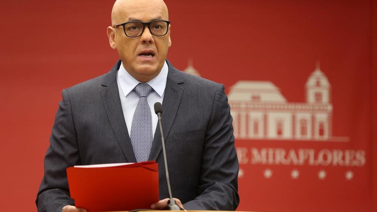 Fotografía cedida por la Agencia Venezolana de Noticias (AVN), del ministro venezolano de Comunicación, Jorge Rodríguez, durante la lectura de un comunicado oficial el miércoles 24 de enero del 2018, en Caracas (Venezuela).