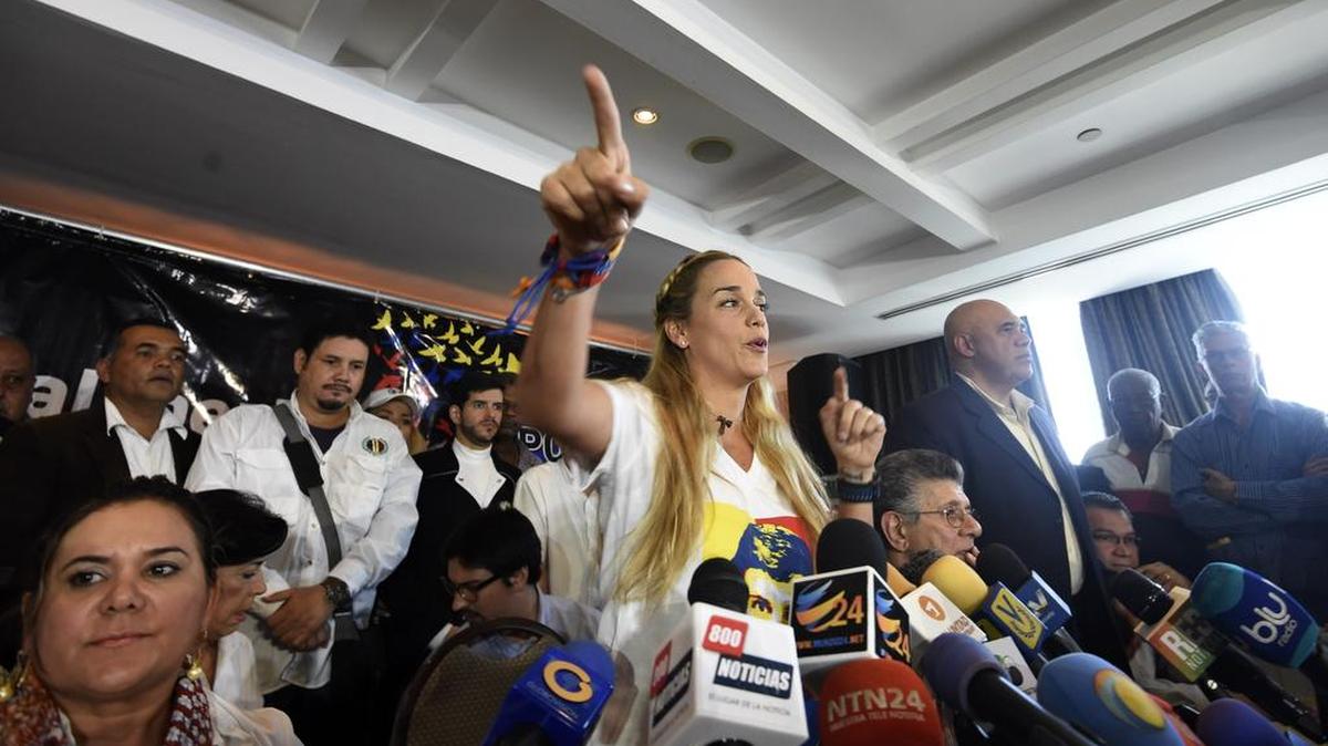 La esposa del opositor venezolano Leopoldo López, Lilian Tintori (c), ofrece declaraciones a periodistas el jueves 26 de noviembre de 2015, en la ciudad de Caracas (Venezuela).