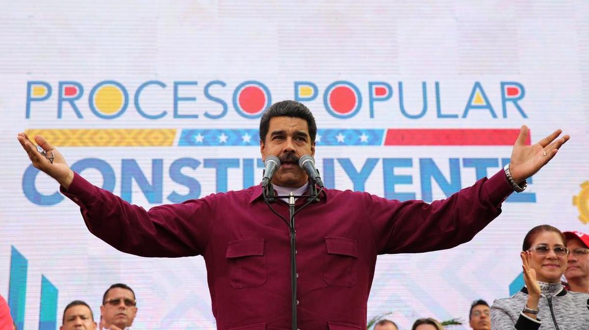 Fotografía cedida por la Oficina de Prensa del Palacio de Miraflores, del presidente de Venezuela, Nicolás Maduro (c), durante un acto de Gobierno el viernes 19 de mayo de 2017, en Caracas (Venezuela). 