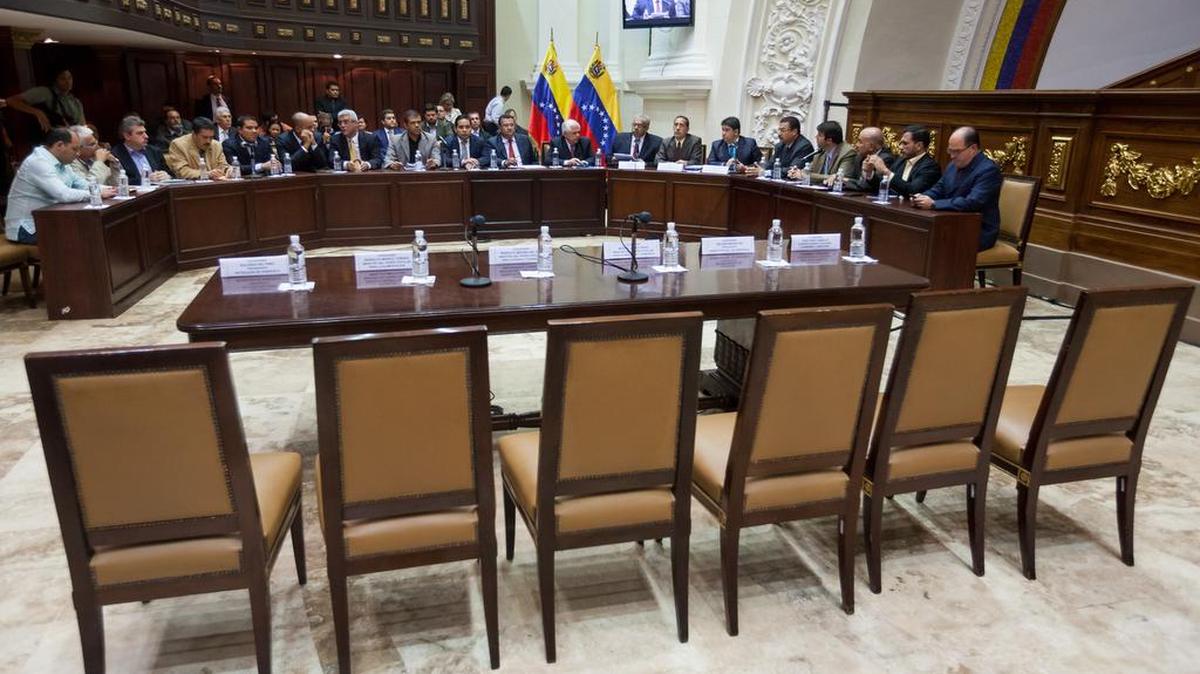 Las sillas donde se sentarían los ministros venezolanos del área económica son vistas vacías hoy, jueves 21 de enero de 2016, en la ciudad de Caracas (Venezuela).