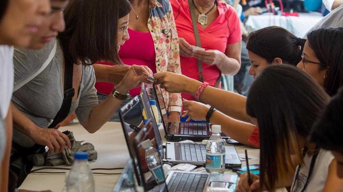 Un grupo de personas acude a la fase de validación de firmas para el referendo revocatorio del presidente venezolano, Nicolás Maduro, el 20 de junio de 2016, en la ciudad de Caracas (Venezuela).