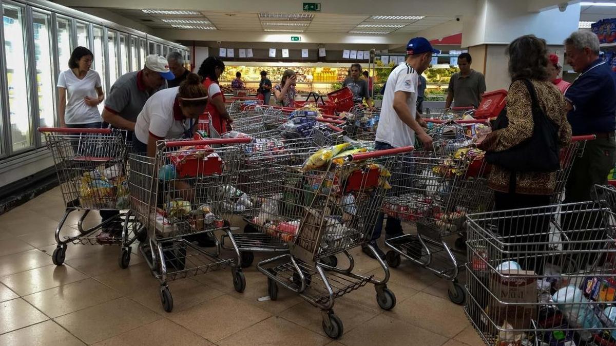 Así lucía uno de los supermercados de Caracas el sábado 6 de enero del 2018, luego de que Inspectores del gobierno ordenaran a unas 26 cadenas de supermercados en Venezuela bajar los precios de distintos productos.