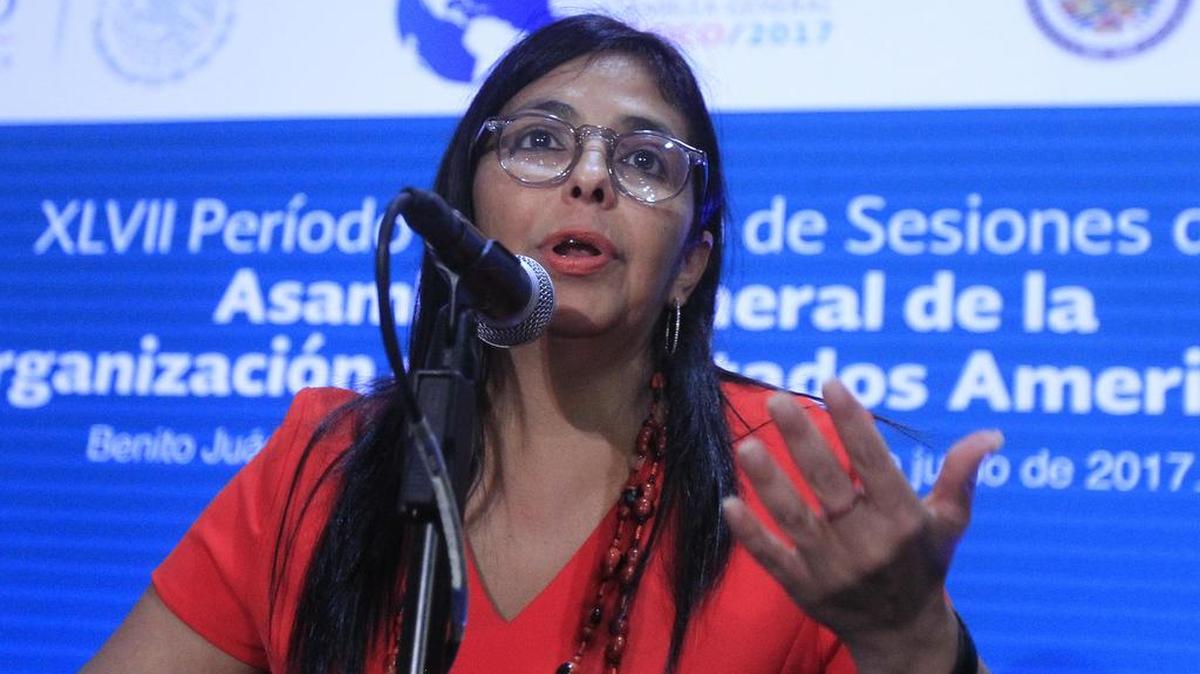 La canciller de Venezuela, Delcy Rodríguez, habla el martes 20 de junio de 2017, durante una rueda de prensa paralela a la primera plenaria de la 47 Asamblea General de la Organización de Estados Americanos (OEA), en Cancún, en el estado de Quintana Roo (México).